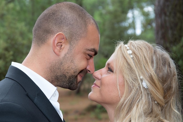 Schönes Hochzeitspaar genießt Hochzeit