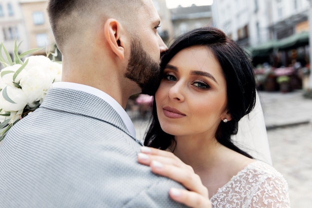 Schönes Hochzeitspaar im Freien Porträt