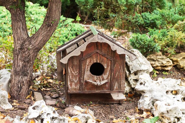 Schönes hölzernes Vintage-Vogelhaus oder Eichhörnchenhaus