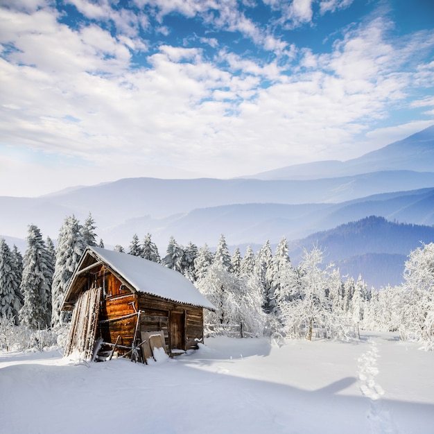 Schönes Holzhaus im Winter