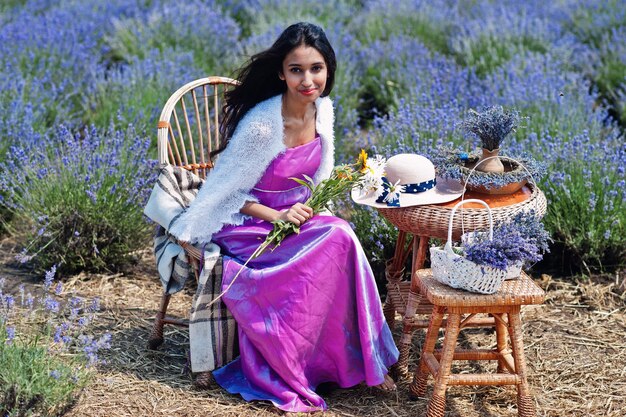 Schönes indisches Mädchen tragen Saree Indien traditionelles Kleid in lila Lavendelfeld.