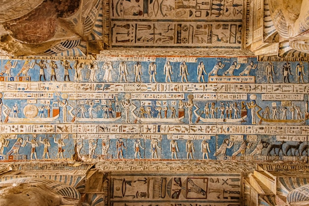 Foto schönes inneres des tempels von dendera oder des tempels von hathor. ägypten, dendera, altägyptischer tempel in der nähe der stadt ken.