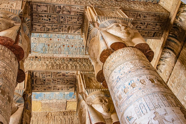 Schönes Inneres des Tempels von Dendera oder des Tempels von Hathor. Ägypten, Dendera, altägyptischer Tempel in der Nähe der Stadt Ken.