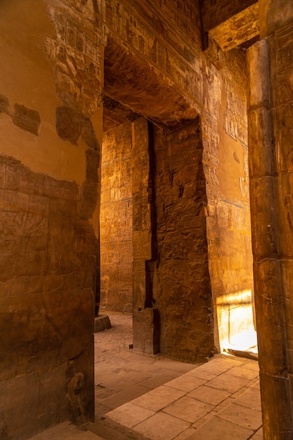 Schönes Interieur in einem der schönsten Tempel Ägyptens. Luxor Tempel