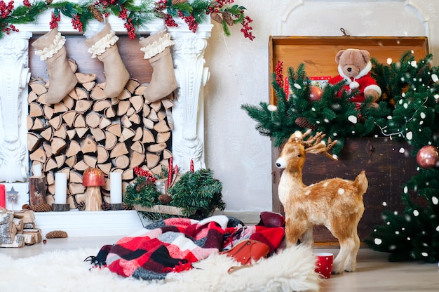 Schönes Interieur mit Kamin Weihnachten