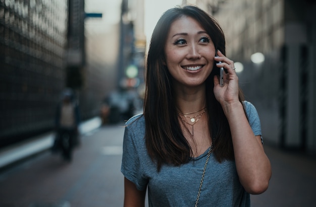 Schönes japanisches Frauenporträt im Freien