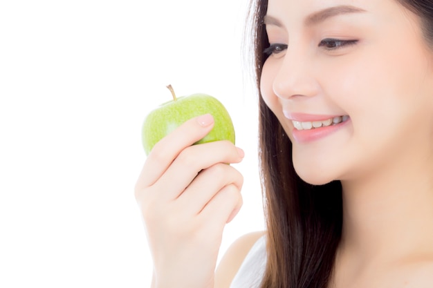 Schönes junges asiatisches Frauenlächeln und Halten der grünen Apfelfrucht