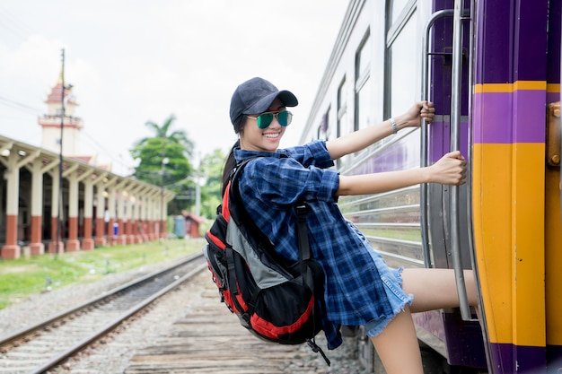 schönes junges asiatisches Mädchen, das alleine an der Bahnstation reist