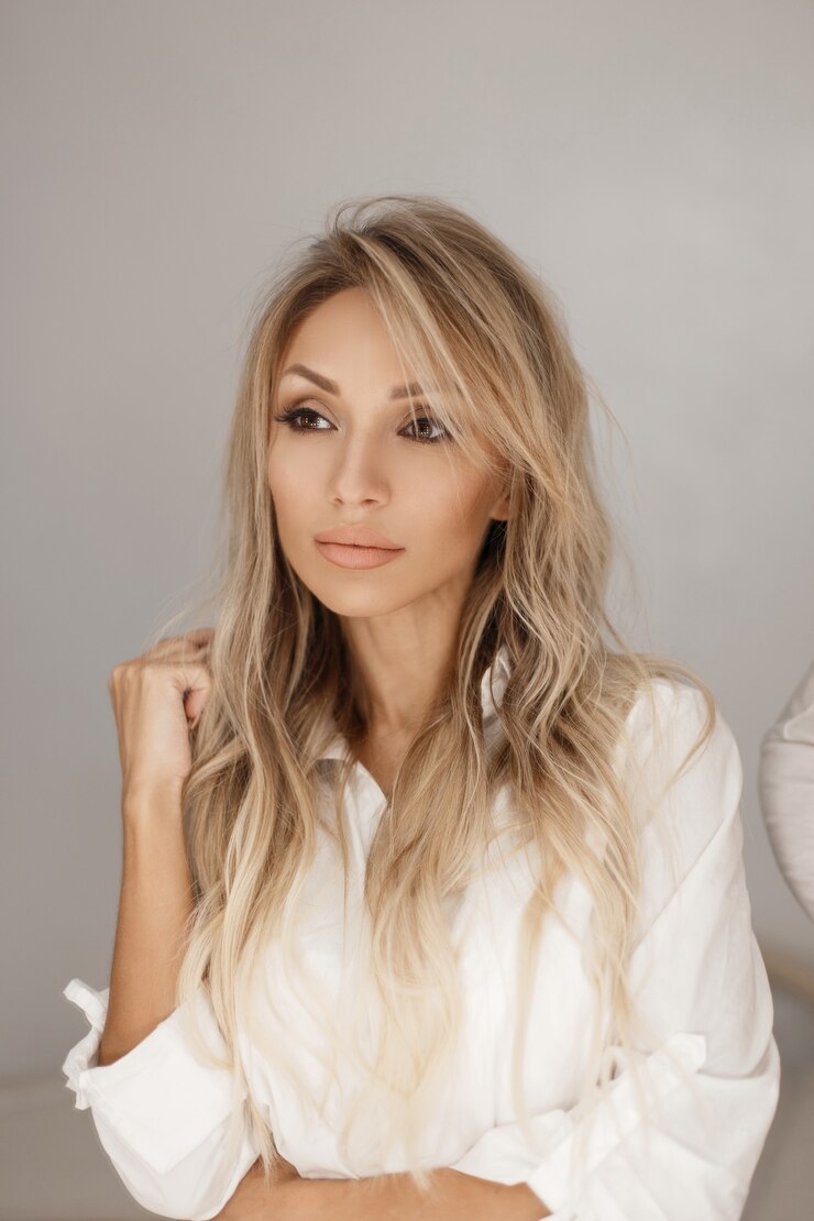 Foto schönes junges frisches mädchen mit make-up