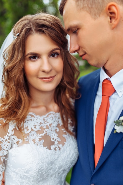 Schönes junges Hochzeitspaar in der Natur, Paar in der Liebe