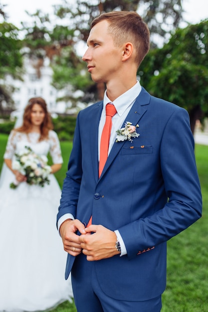 Schönes junges Hochzeitspaar in der Natur, Paar in der Liebe