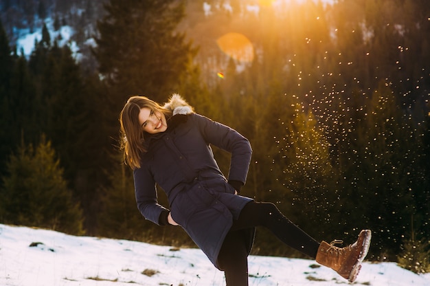 Schönes junges lächelndes Mädchen in ihrer Winter-warmer Kleidung