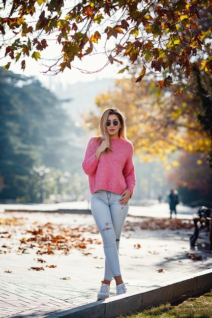 Foto schönes junges mädchen auf einem spaziergang in der stadt im herbst schöne frau in einem pullover fashion portrait stilvolle hübsche frau im freien junge frau, die spaß in der stadt street fashion