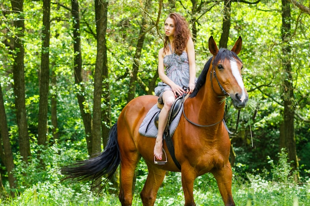 Schönes junges Mädchen auf Pferd