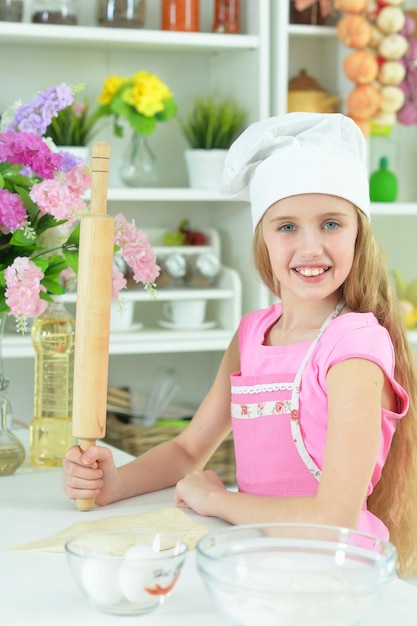 schönes junges Mädchen backt und posiert in der Küche zu Hause