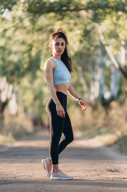 Schönes junges Mädchen beim Sporttraining im Park