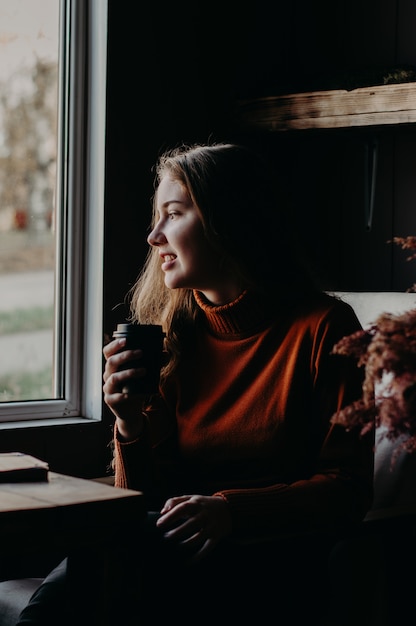 Foto schönes junges mädchen, fotoshooting in einem café