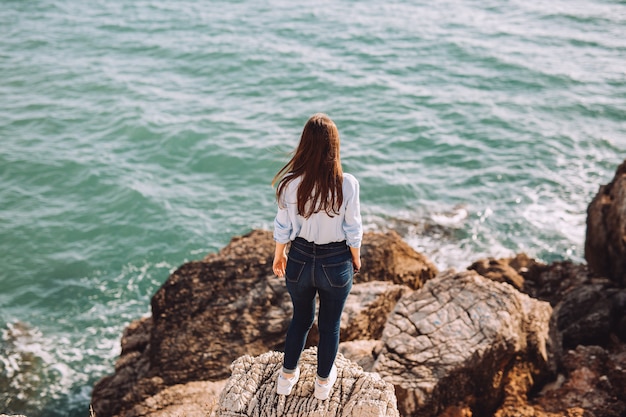 Schönes junges Mädchen genießt Zeit das Meer.