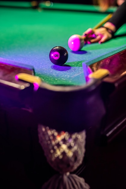 Schönes junges Mädchen kam an einem Wochenende, um aus Neugierde Billard zu spielen