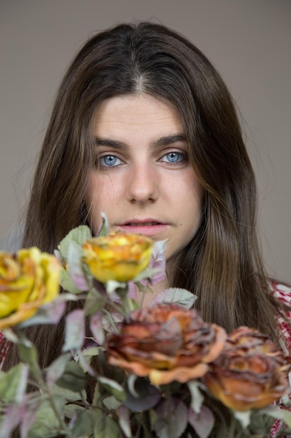Schönes junges Mädchen mit einem Strauß getrockneter Blumen