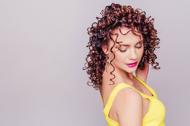 Schönes junges Mädchen mit lockigem Haar