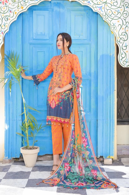 Schönes junges Mädchen posiert für Mode-Fotoshooting mit Shalwar Kameez und Dupatta