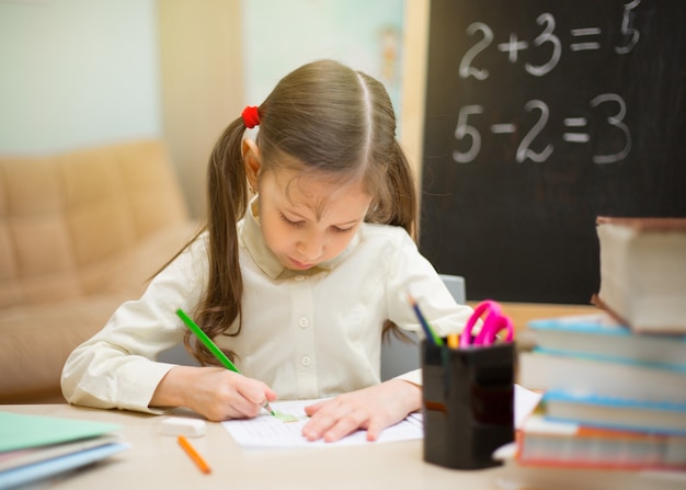 Schönes junges Mädchen studiert zu Hause