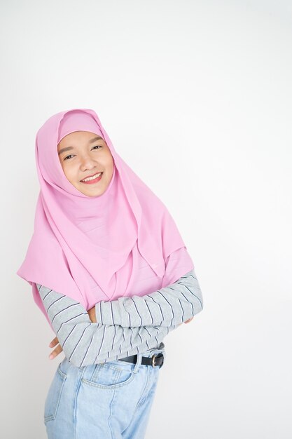 Schönes junges Mädchen trägt rosa Hijab auf weißem Hintergrund
