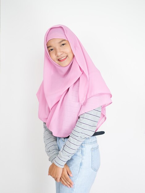 Schönes junges Mädchen trägt rosa Hijab auf weißem Hintergrund