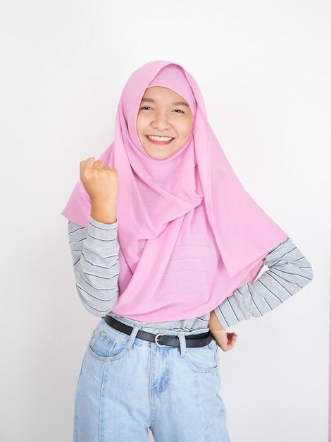 Schönes junges Mädchen trägt rosa Hijab auf weißem Hintergrund