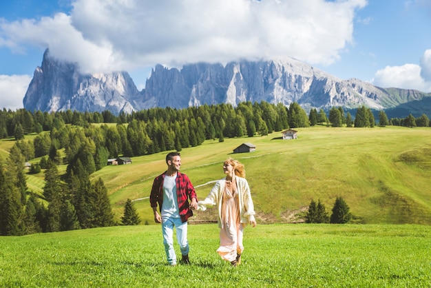 Schönes junges Paar, das in den Dolomiten, Italien reist