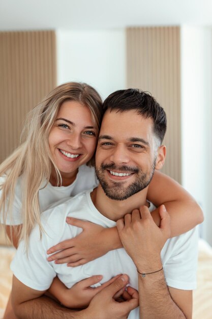 Schönes junges Paar liegt morgens im Bett Porträt eines entspannten jungen Paares, das zu Hause im Bett liegt Schönheitsporträt