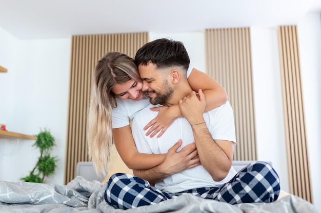 Schönes junges Paar liegt morgens im Bett Porträt eines entspannten jungen Paares, das zu Hause im Bett liegt Schönheitsporträt