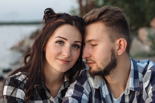 Foto schönes junges verliebtes paar im freien