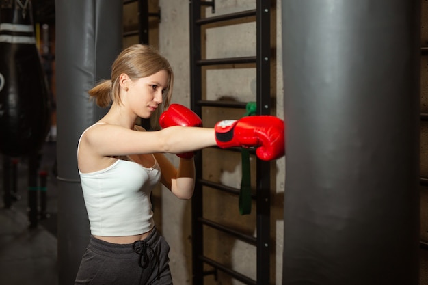 schönes junges weibliches Boxtraining