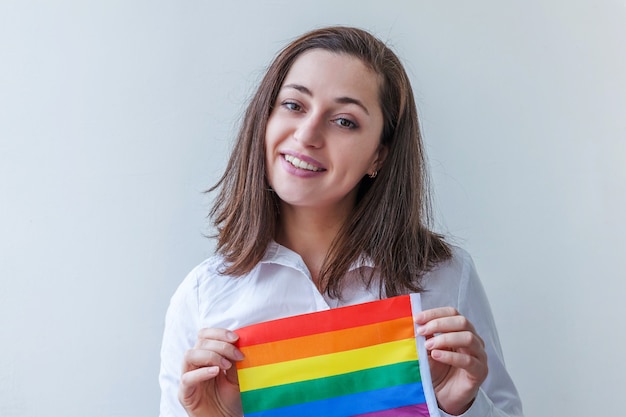 Schönes kaukasisches lesbisches Mädchen mit LGBT-Regenbogenfahne