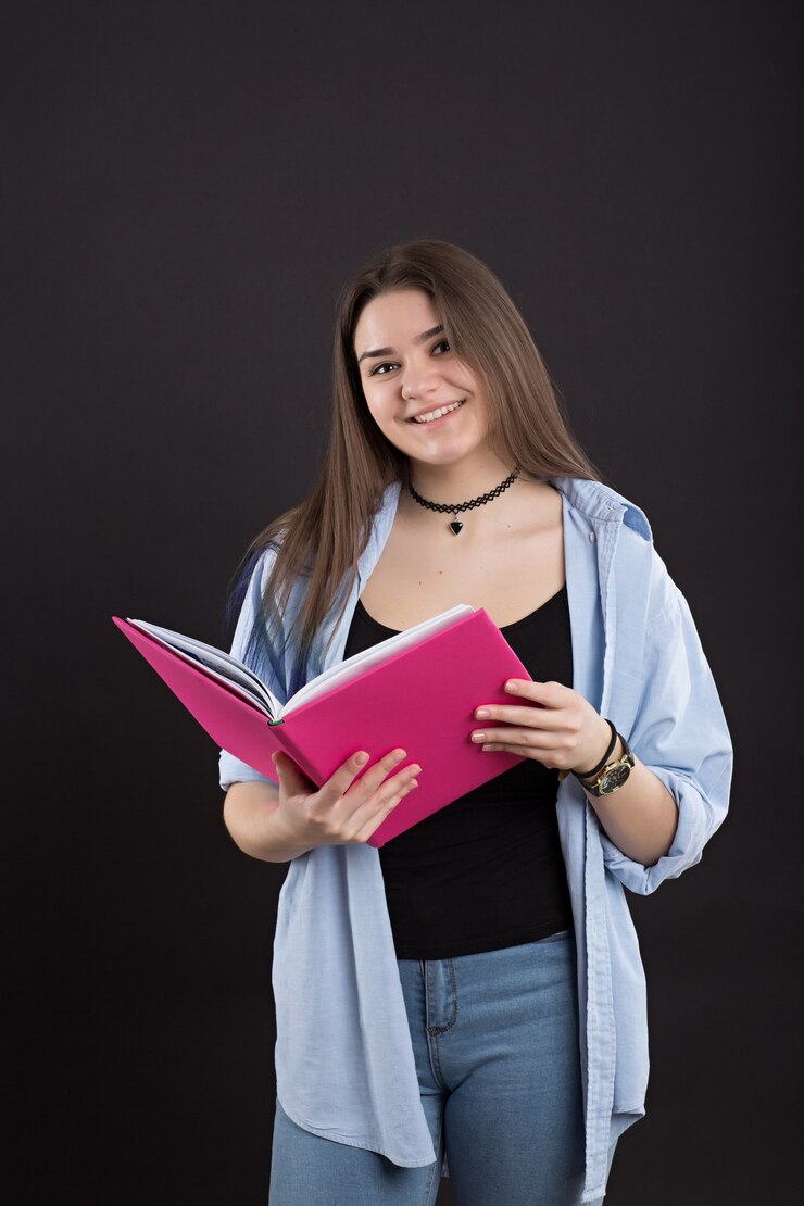 Schönes kaukasisches Mädchen mit Buch