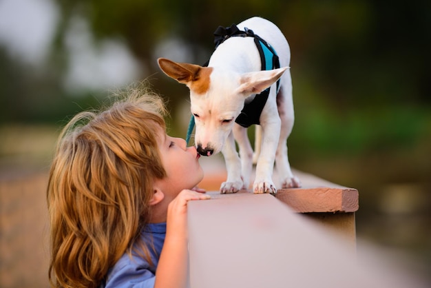 Schönes Kind mit einem Hund, der im Freien spazieren geht