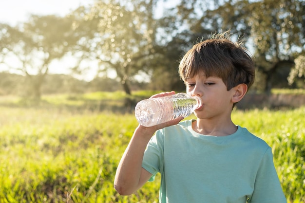 Schönes Kind Trinkwasser im Freien