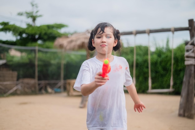 Schönes Kindermädchen auf Spielplatz