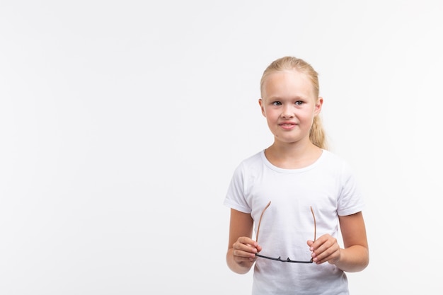 Schönes Kindermädchen mit Brille auf weißem Hintergrund mit Kopienraum