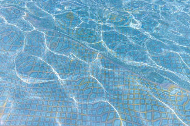 Schönes klares blaues Wasser mit Wellen und Strahlen im Meer. Sommerurlaub und Pool. Schwimmbad