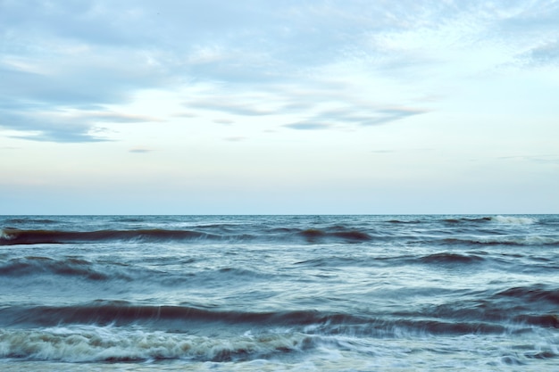 Schönes klares Wasser, das auf dem Ufer lappt