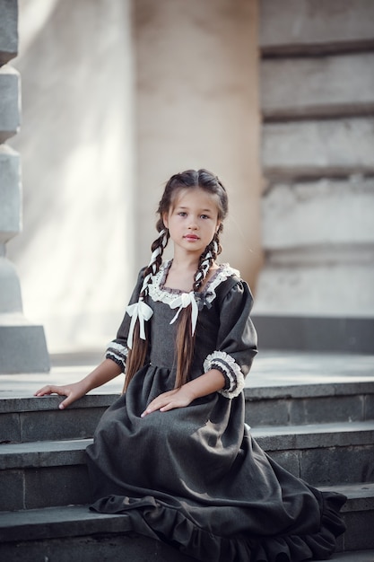 Foto schönes kleines mädchen in einem alten kleid