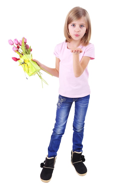 Schönes kleines Mädchen mit Blumenstrauß und Geschenkbox isoliert auf weiß