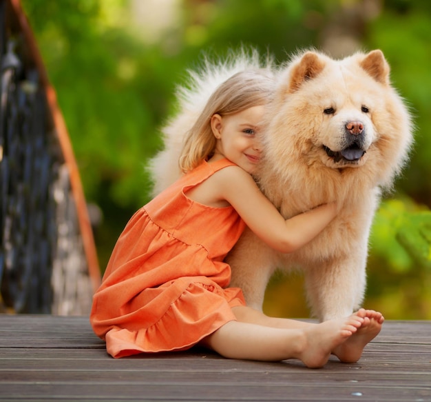 schönes kleines Mädchen mit flauschigem rotem Hund