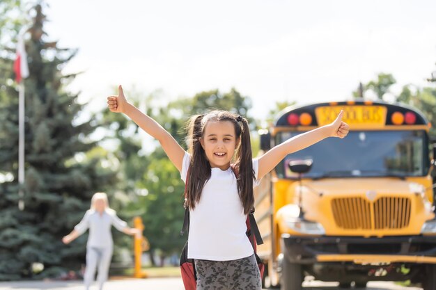 Schönes kleines Mädchen mit Mutter in der Nähe der Schule