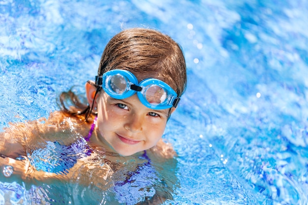 Schönes kleines Mädchen sonnt sich am Pool