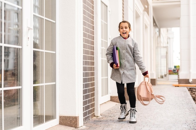 Schönes kleines Schulmädchen mit Rucksack.