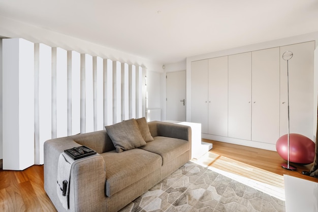 Schönes kleines Wohnzimmer mit grauem Sofa